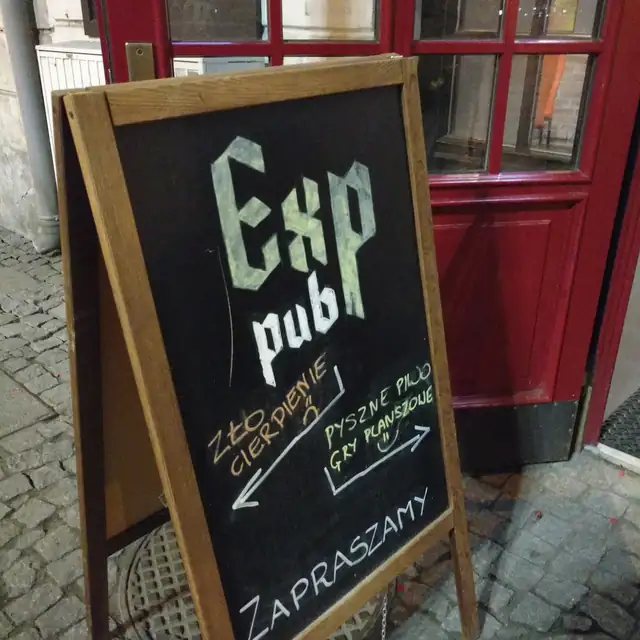 Tablica przed wejściem